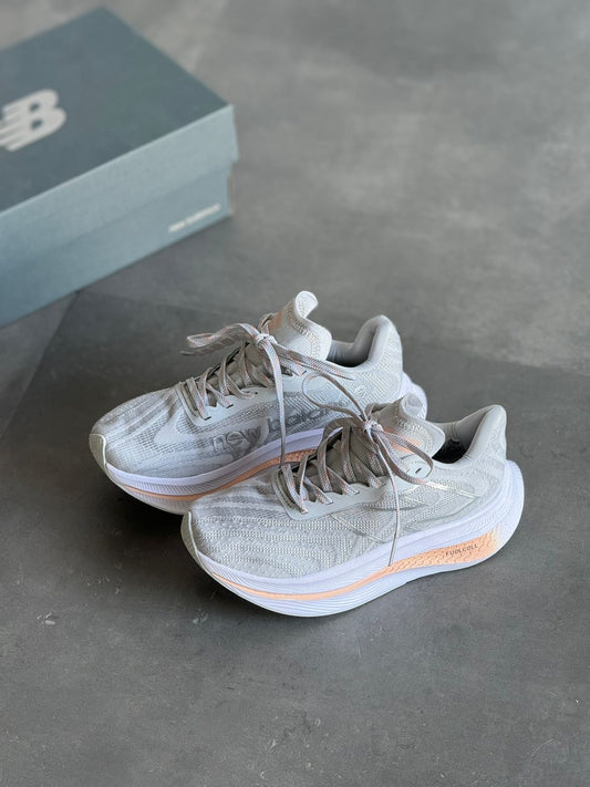 NEW BALANCE FUELCELL GRIS / ROSA