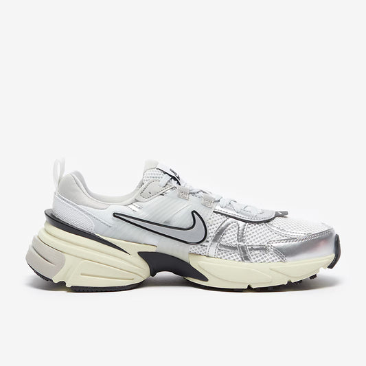 NIKE V2K RUN PLATEADO