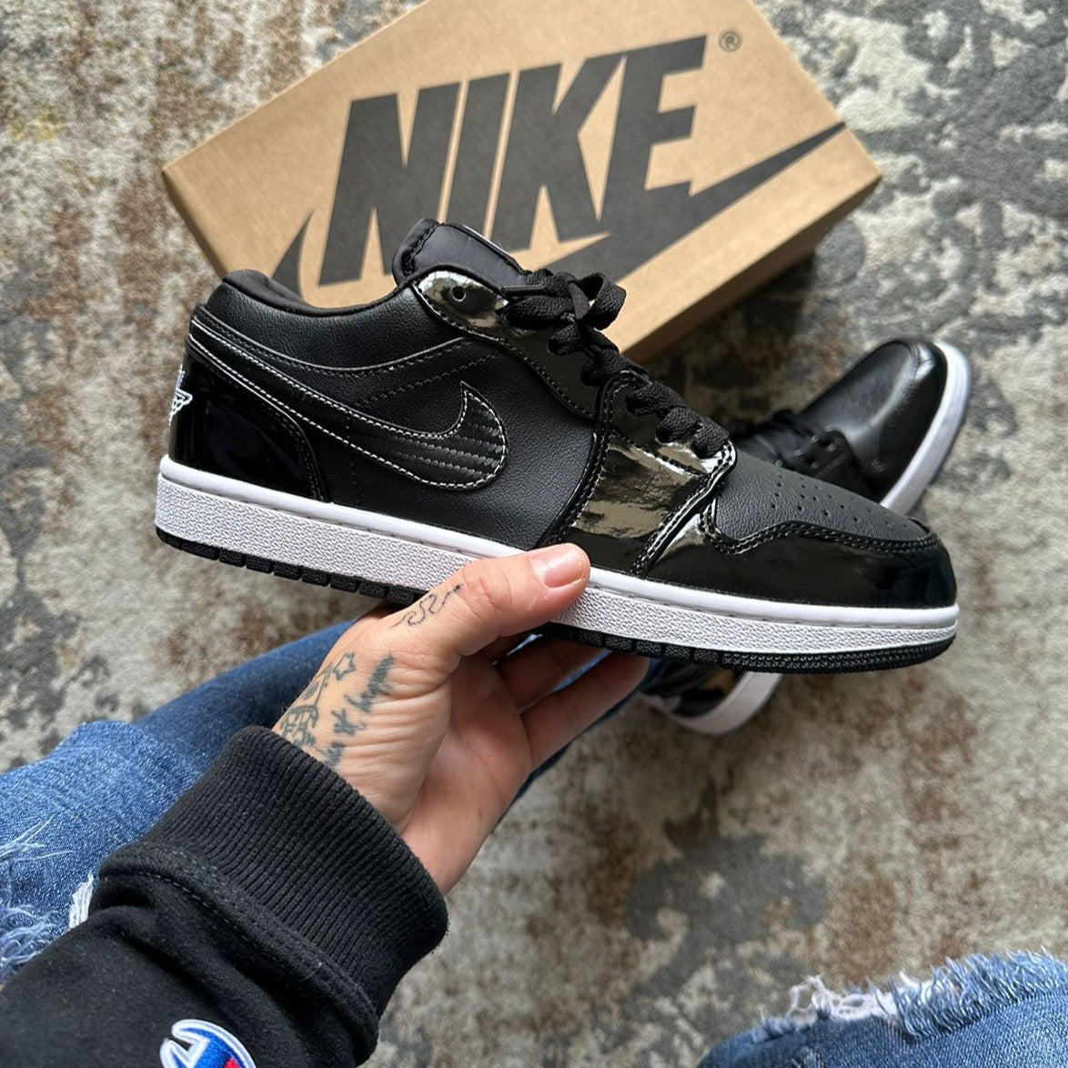 RETRO 1 LOW CHAROL NEGRA - BLANCA