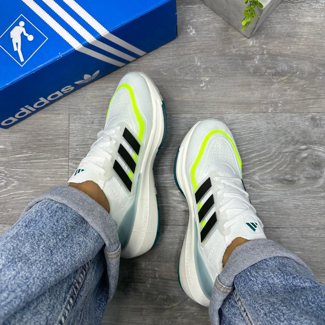 ADIDAS ULTRABOOST LIGHT BLANCO - VERDE