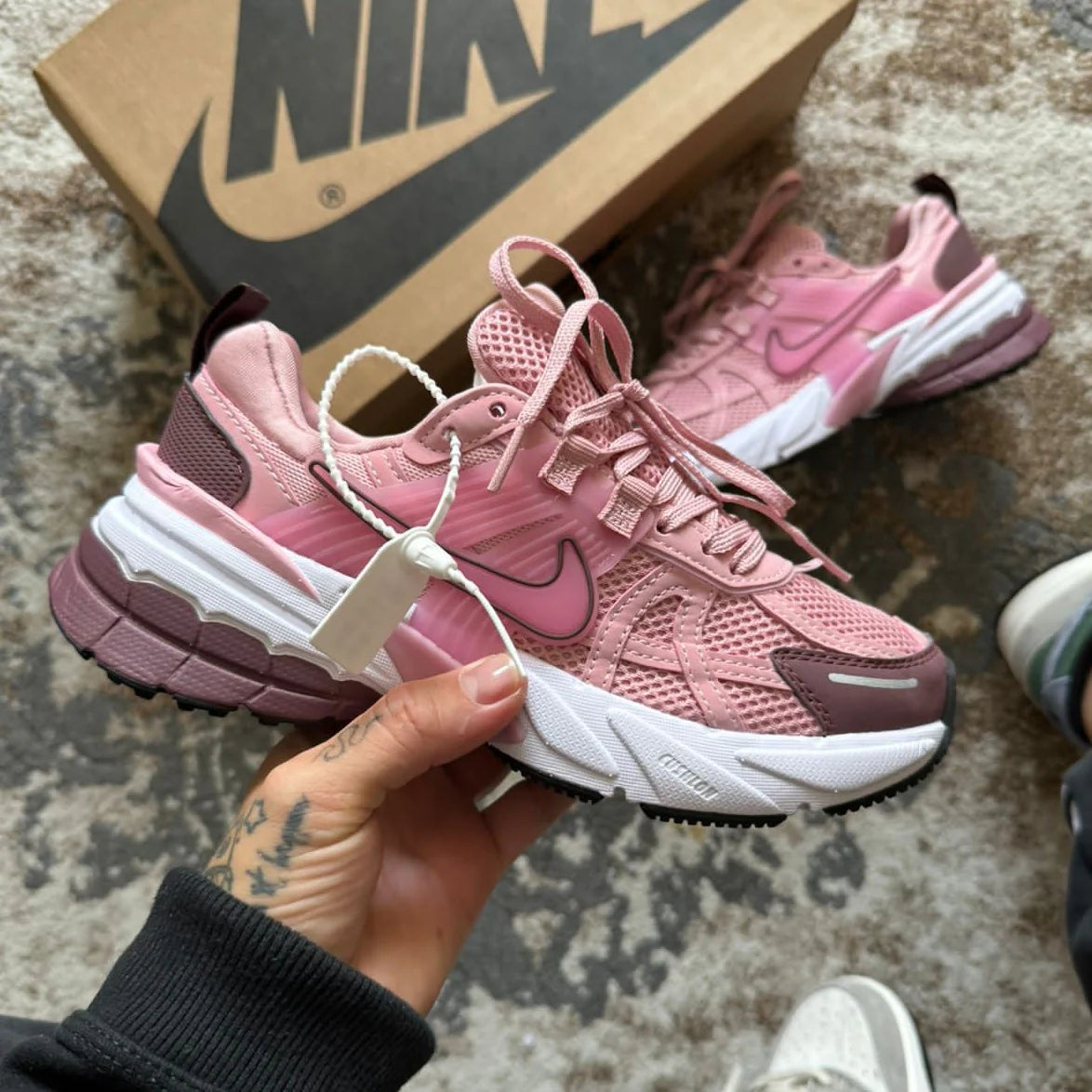NIKE V2K RUN ROSADO