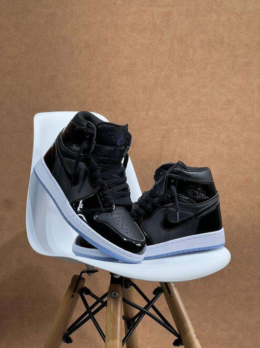 JORDAN RETRO 1 CHAROL NEGRA- BLANCA