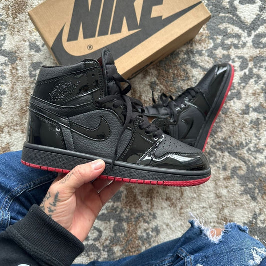 JORDAN RETRO 1 CHAROL NEGRA - ROJO