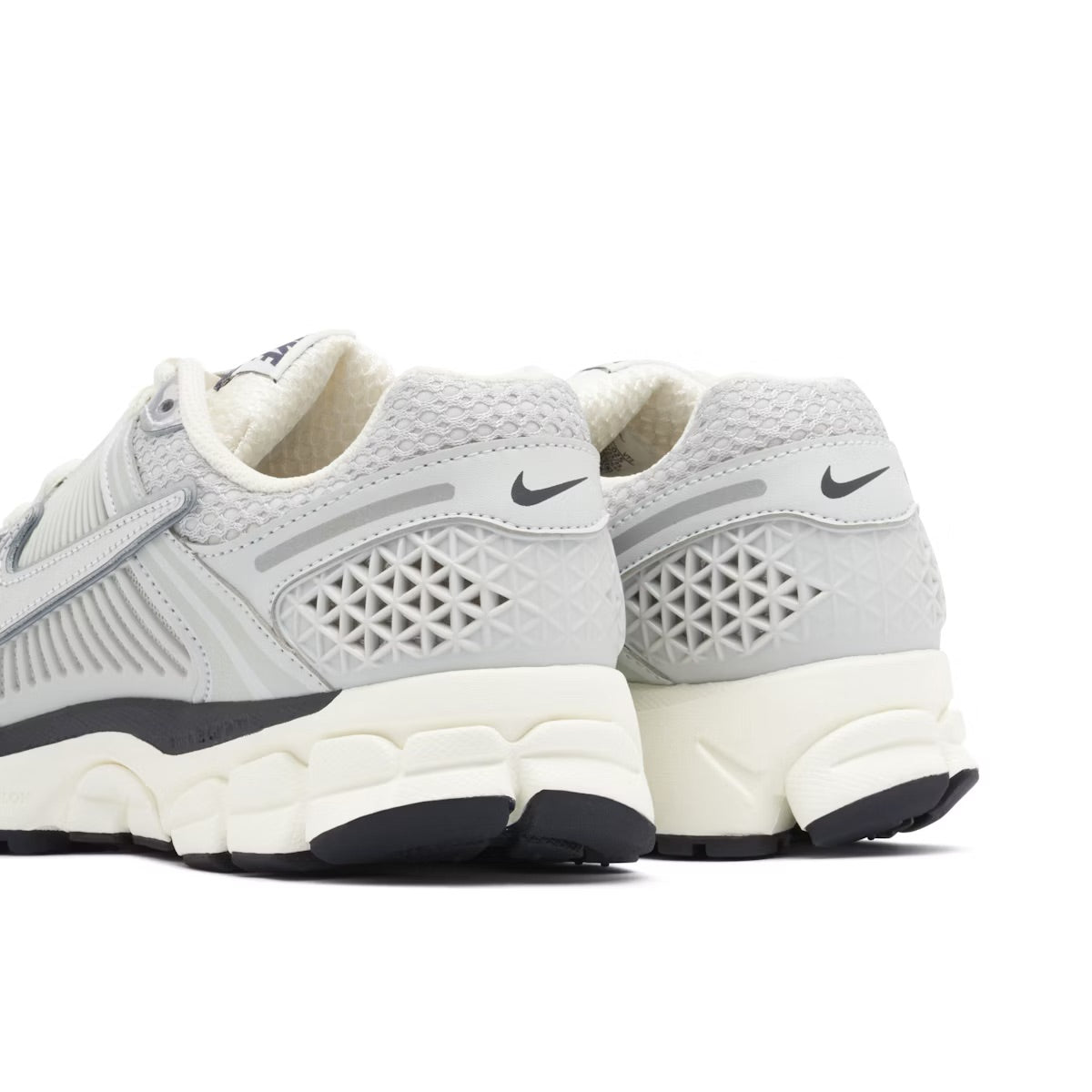 NIKE VOMERO GRIS/PLATEADO