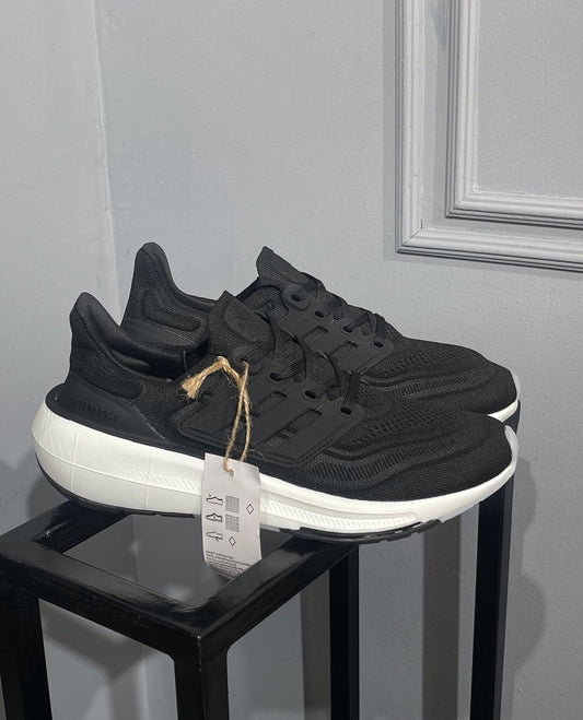 ADIDAS ULTRABOOST LIGHT NEGRO - BLANCO