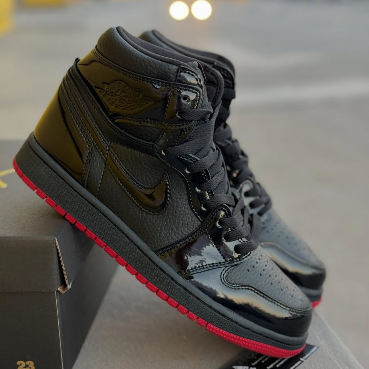 JORDAN RETRO CHAROL NEGRA ROJO