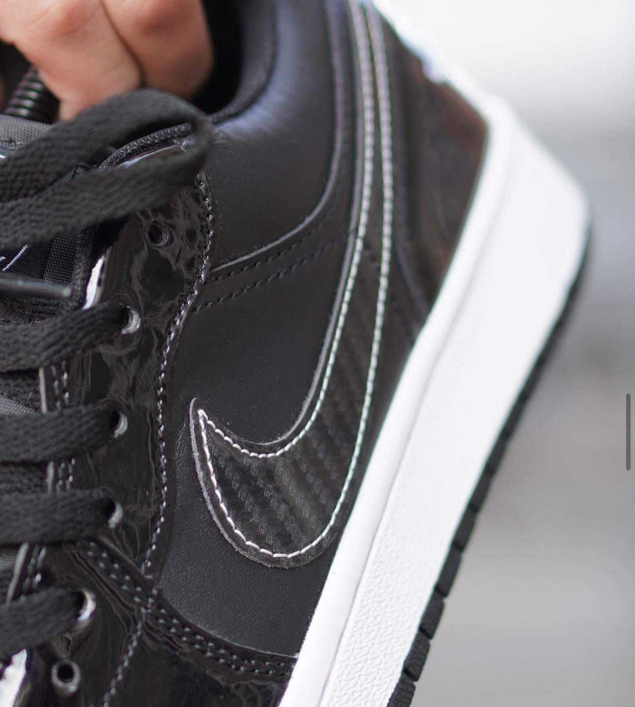 RETRO 1 LOW CHAROL NEGRA - BLANCA