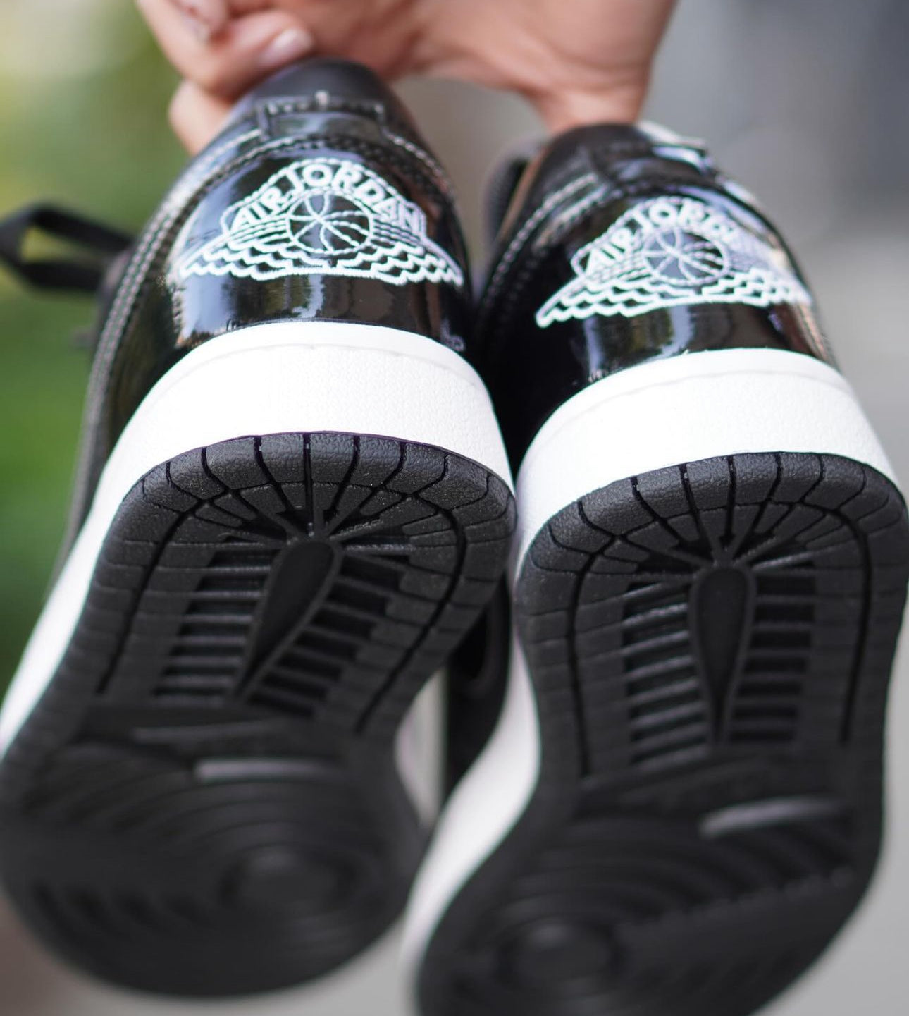 RETRO 1 LOW CHAROL NEGRA - BLANCA