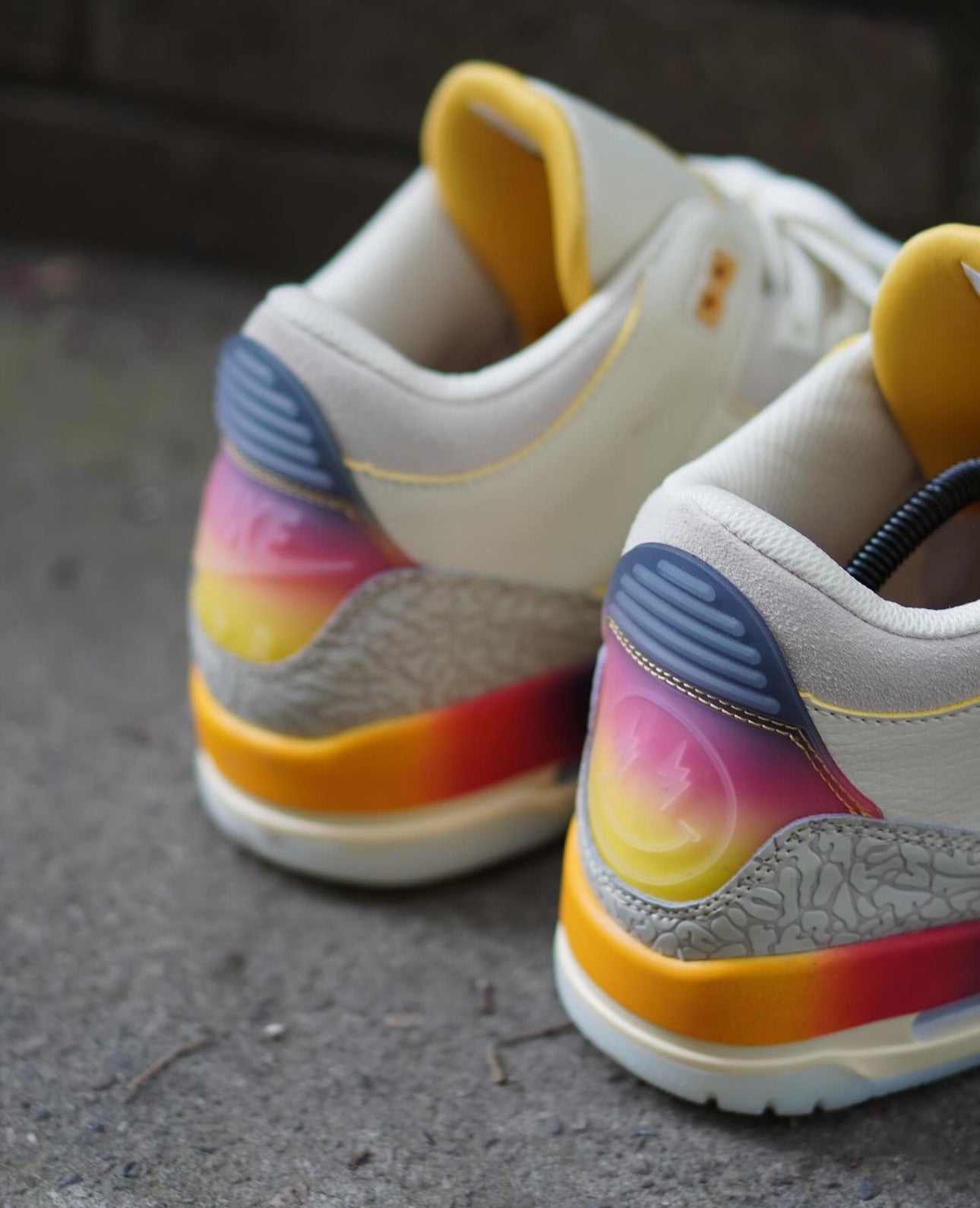 JORDAN RETRO J BALVIN BEIGE