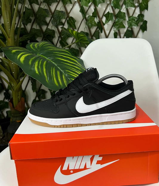 NIKE SB DUNK NEGRA - BLANCA