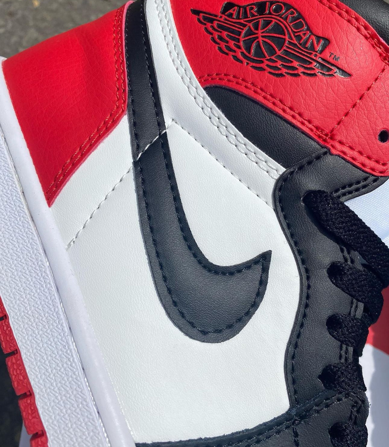JORDAN RETRO 1 BLANCA - ROJA
