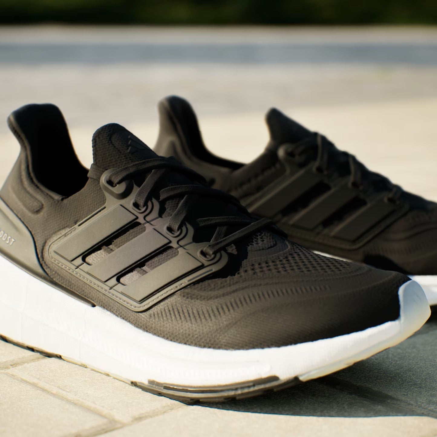 ADIDAS ULTRABOOST LIGHT NEGRO - BLANCO
