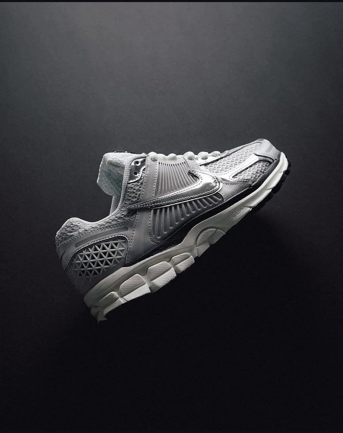 NIKE VOMERO GRIS/PLATEADO