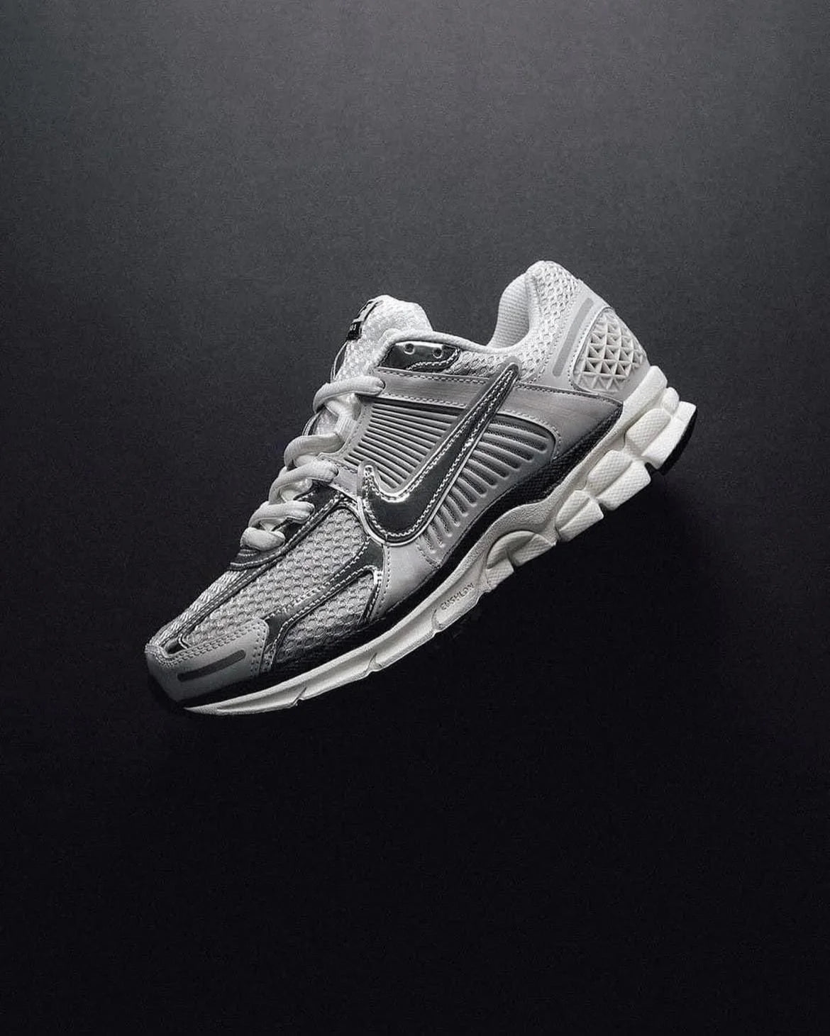 NIKE VOMERO GRIS/PLATEADO