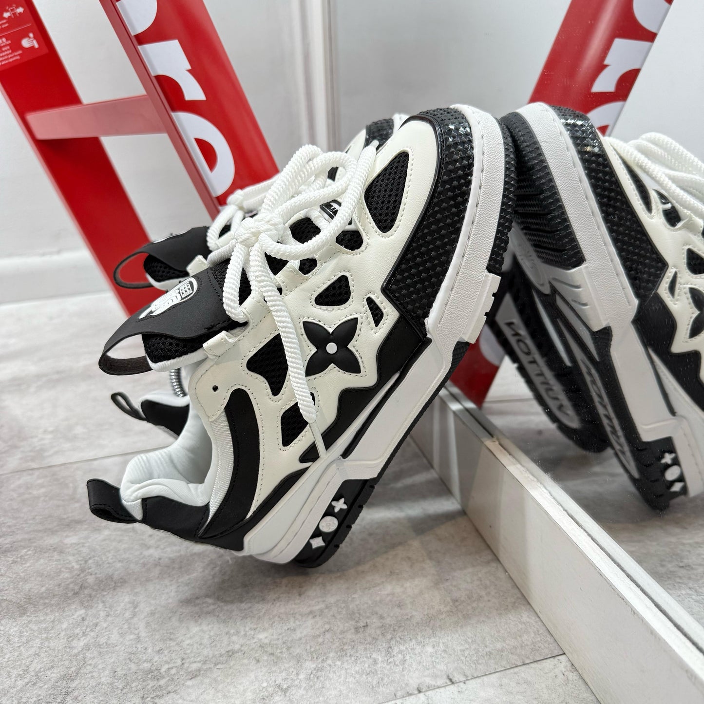 LOUIS VUITTON SKATE NEGRO - BLANCO