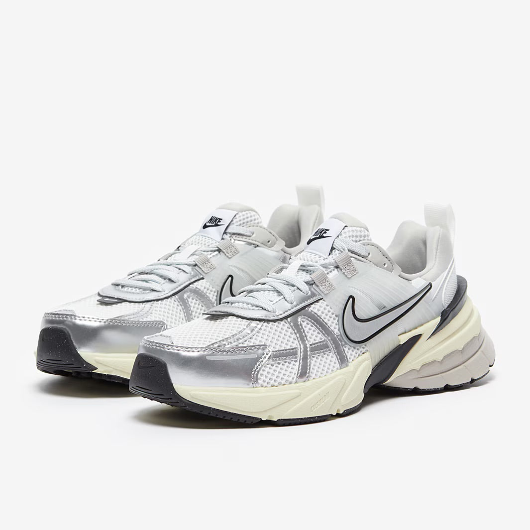NIKE V2K RUN PLATEADO