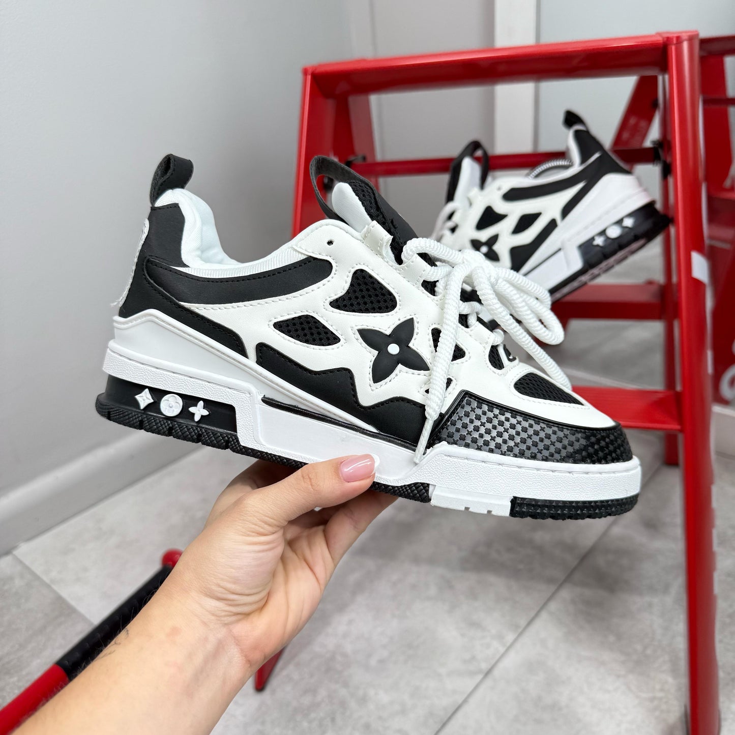LOUIS VUITTON SKATE NEGRO - BLANCO