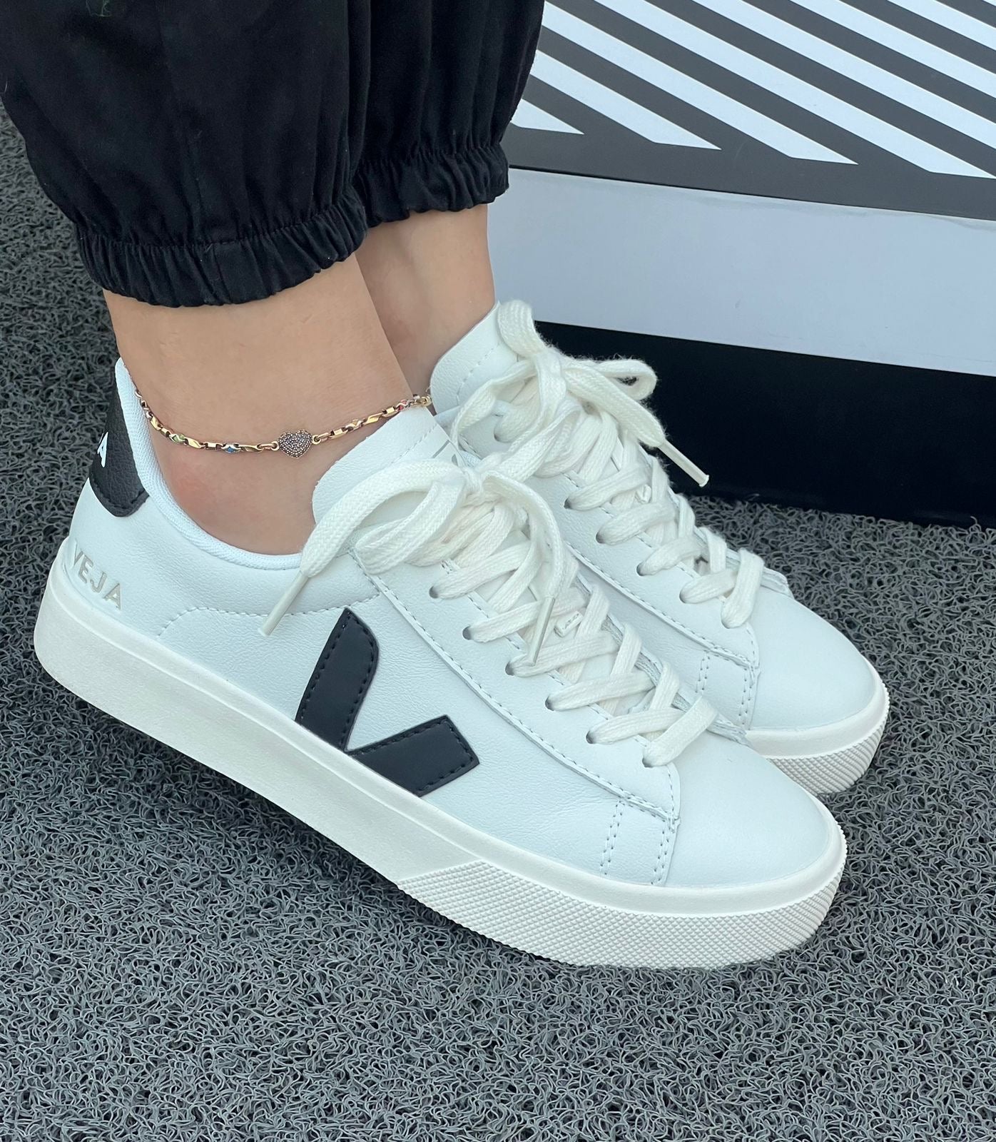 VEJA CLASIC BLANCO - NEGRO