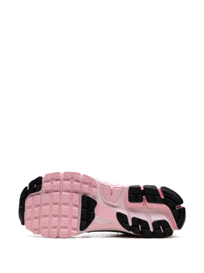 NIKE ZOOM VOMERO 5 PLATEADO / ROSADO