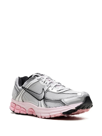 NIKE ZOOM VOMERO 5 PLATEADO / ROSADO