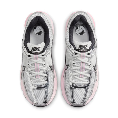 NIKE ZOOM VOMERO 5 PLATEADO / ROSADO