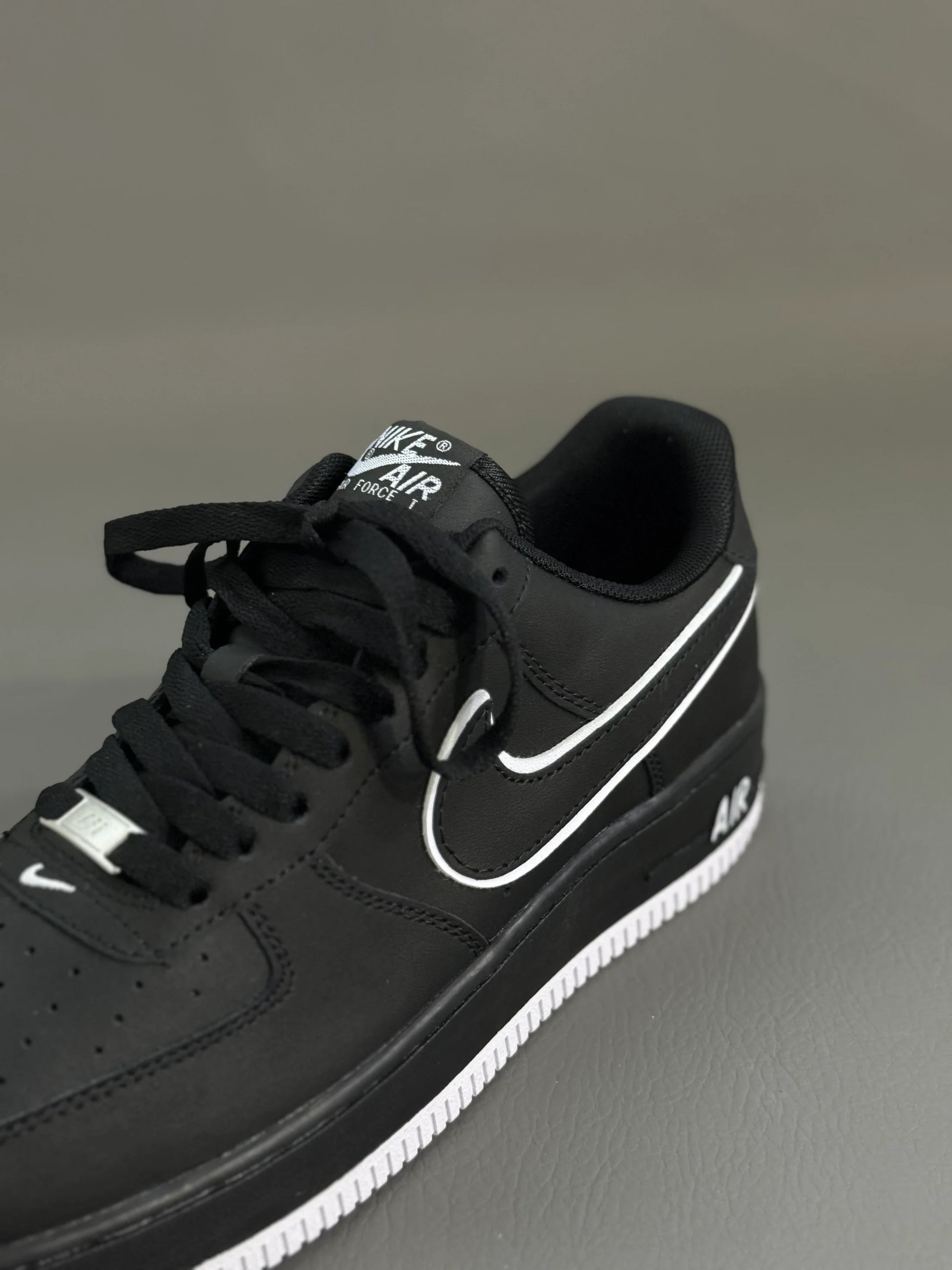 NIKE AIR FORCE ONE NEGRO/BLANCO 36 Euro 36 Col Usa 23 cm