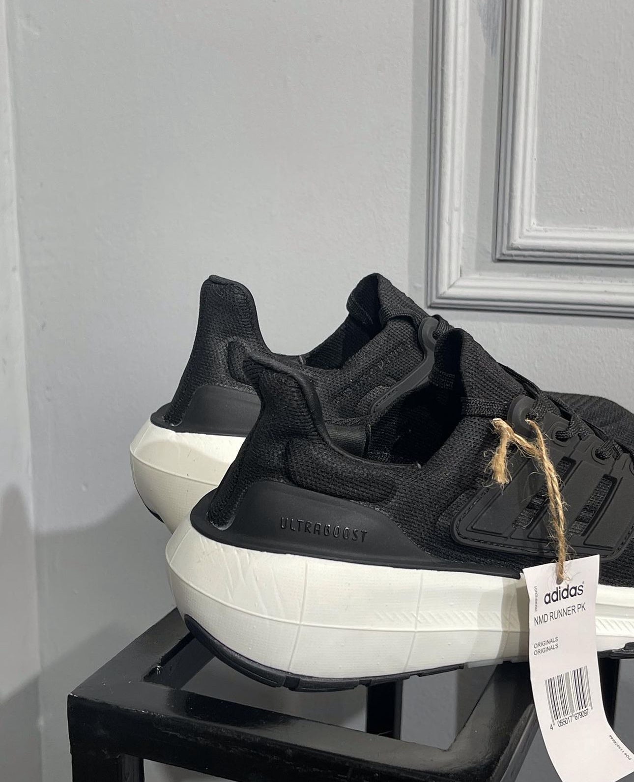 ADIDAS ULTRABOOST LIGHT NEGRO - BLANCO