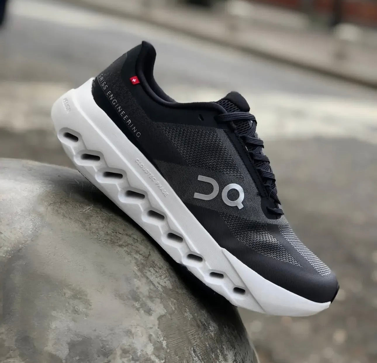 ON CLOUDSURFER NEGRO / BLANCO