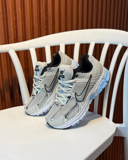 NIKE ZOOM VOMERO 5 PLATEADO / AZUL
