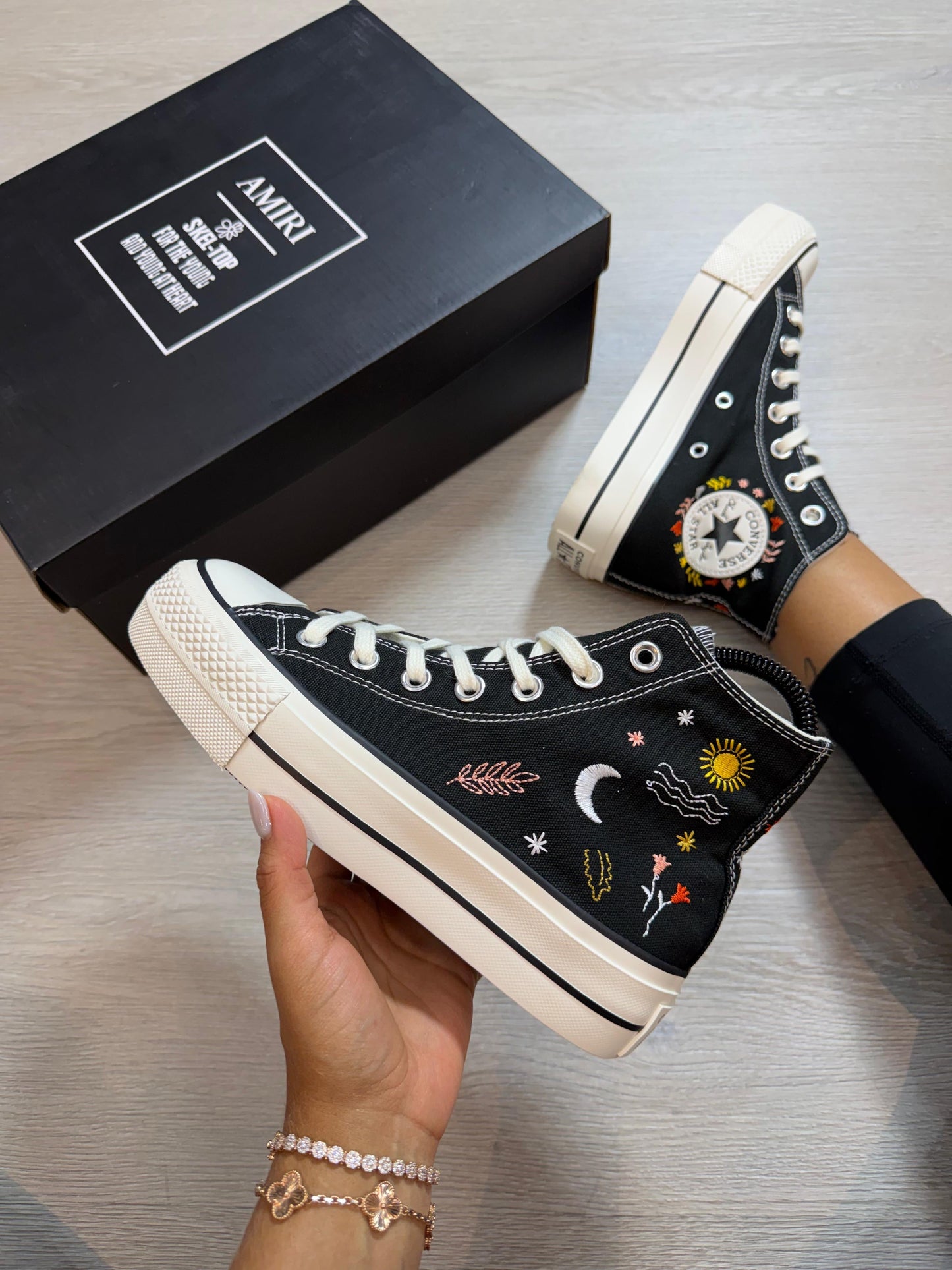 CONVERSE BOTA NEGRA BORDADA