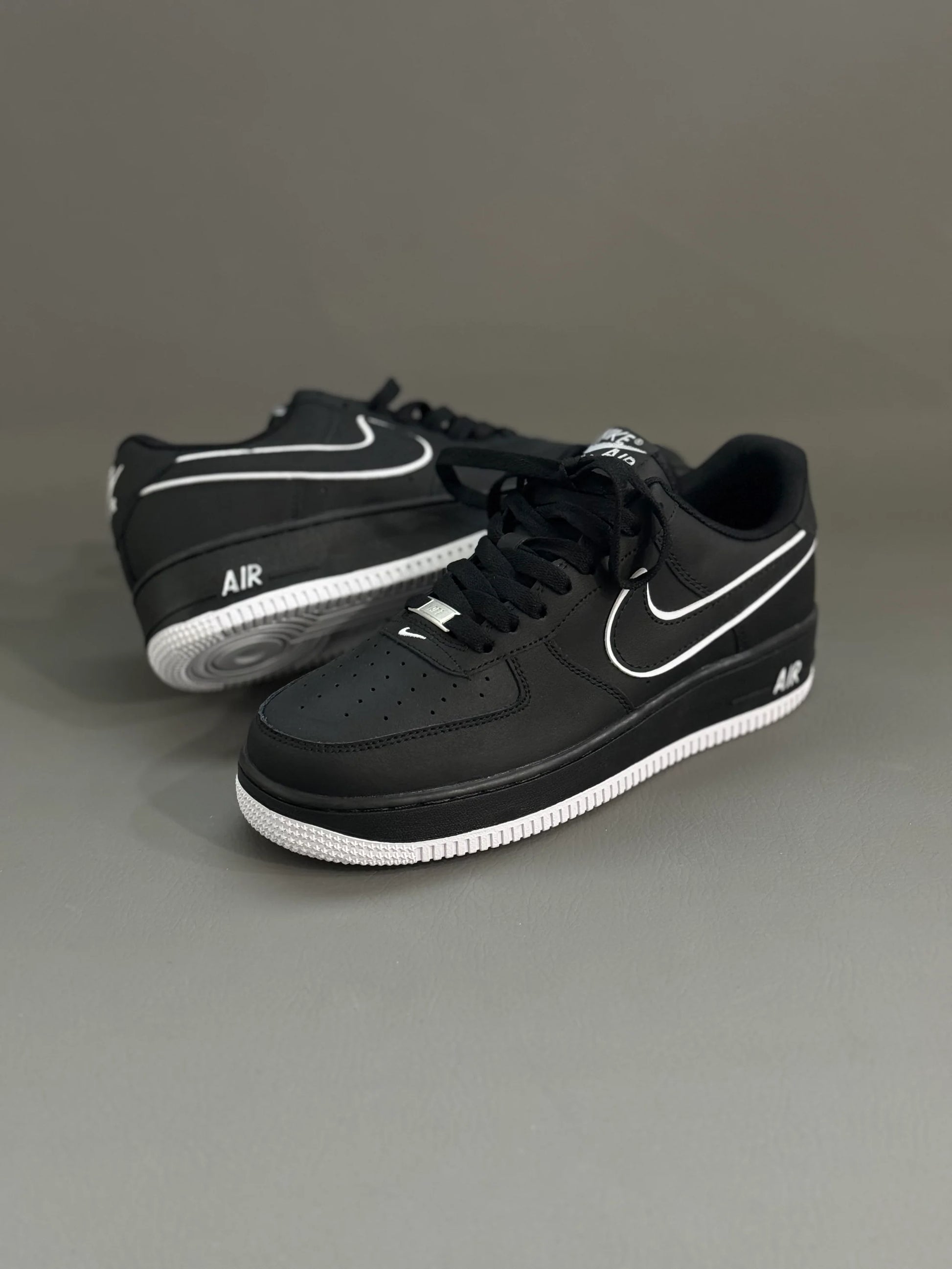 NIKE AIR FORCE ONE NEGRO/BLANCO 36 Euro 36 Col Usa 23 cm