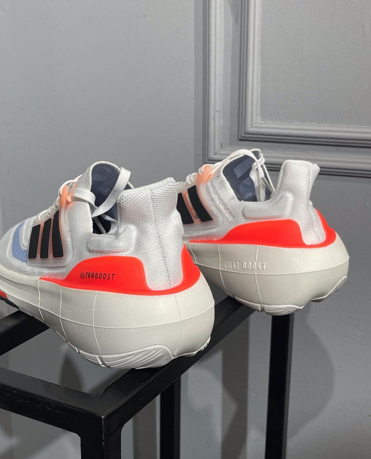 ADIDAS ULTRABOOST LIGHT BLANCO - NARANJA