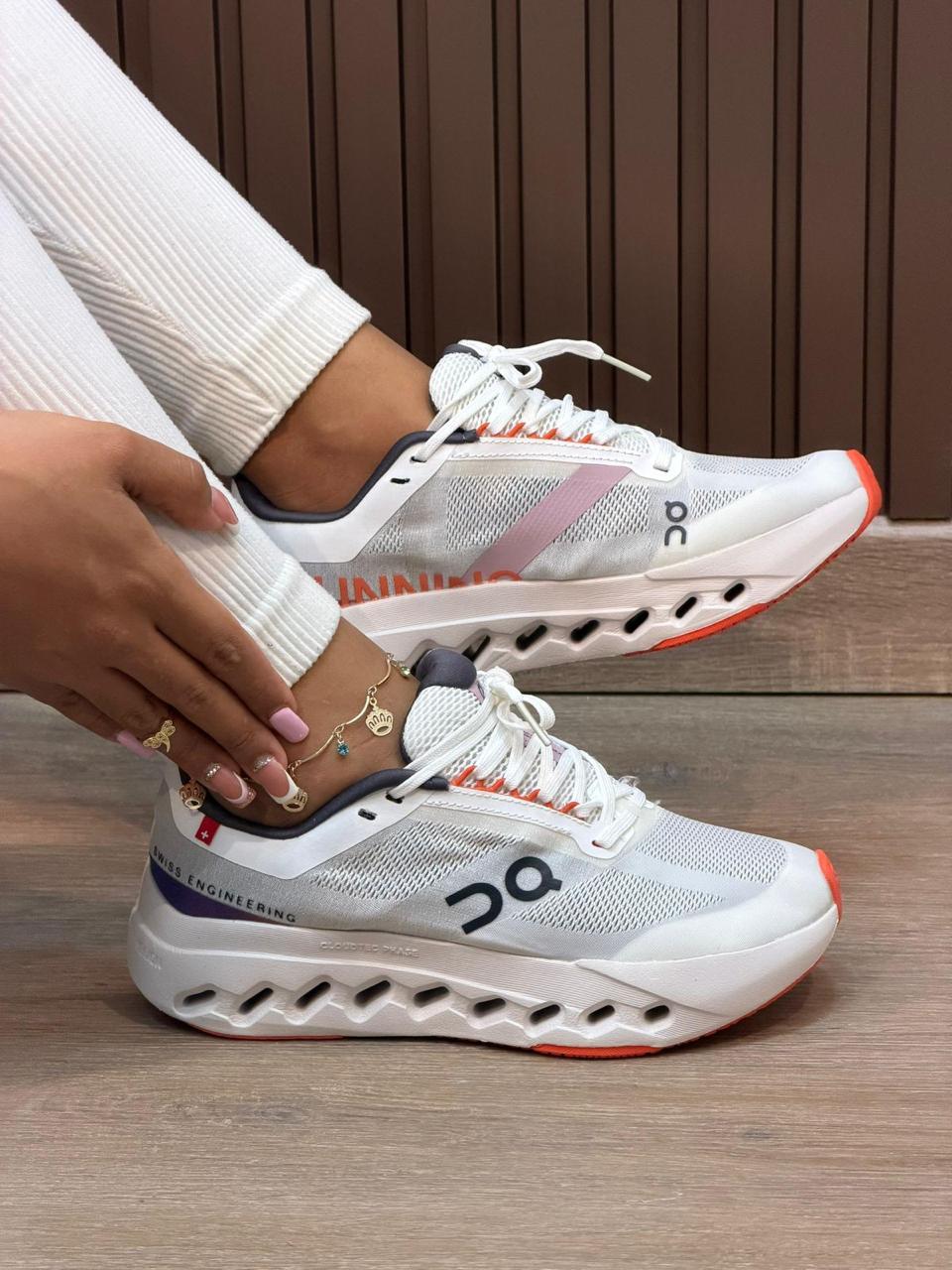 ON CLOUDSURFER BLANCO / NARANJA