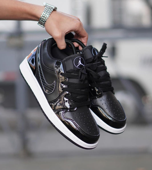 RETRO 1 LOW CHAROL NEGRA - BLANCA