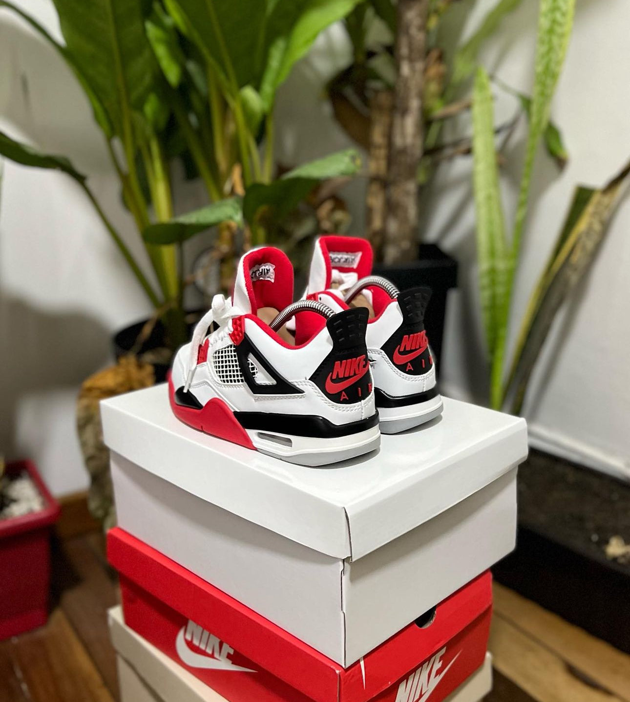 JORDAN RETRO BLANCO - ROJO