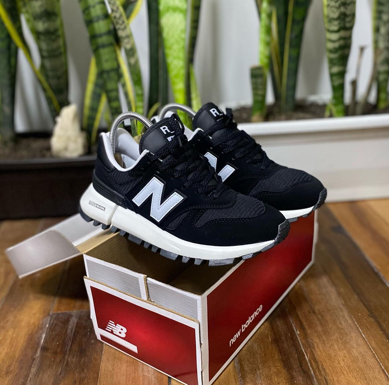 NEW BALANCE 1300 NEGRO / BLANCO