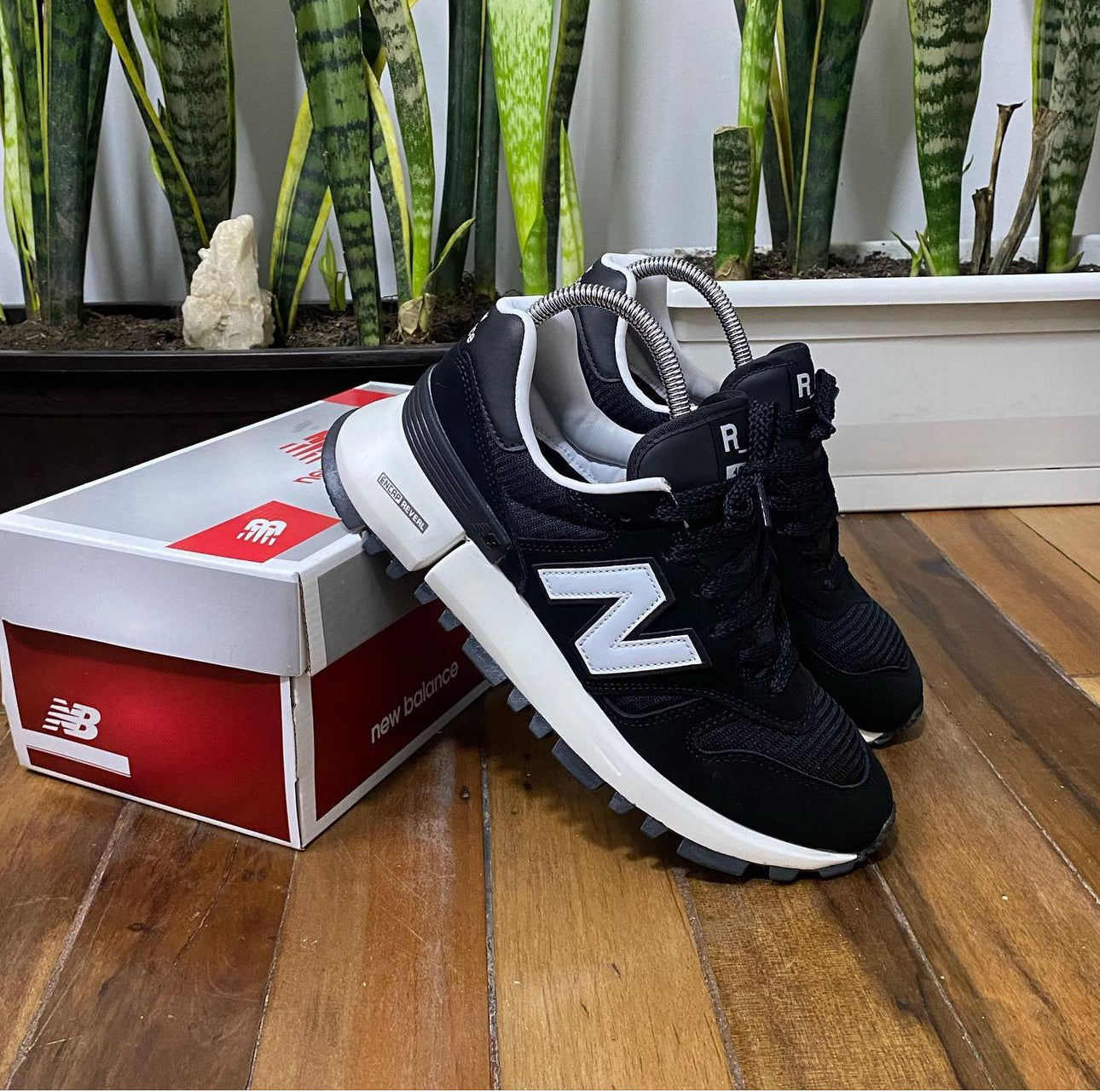 NEW BALANCE 1300 NEGRO / BLANCO