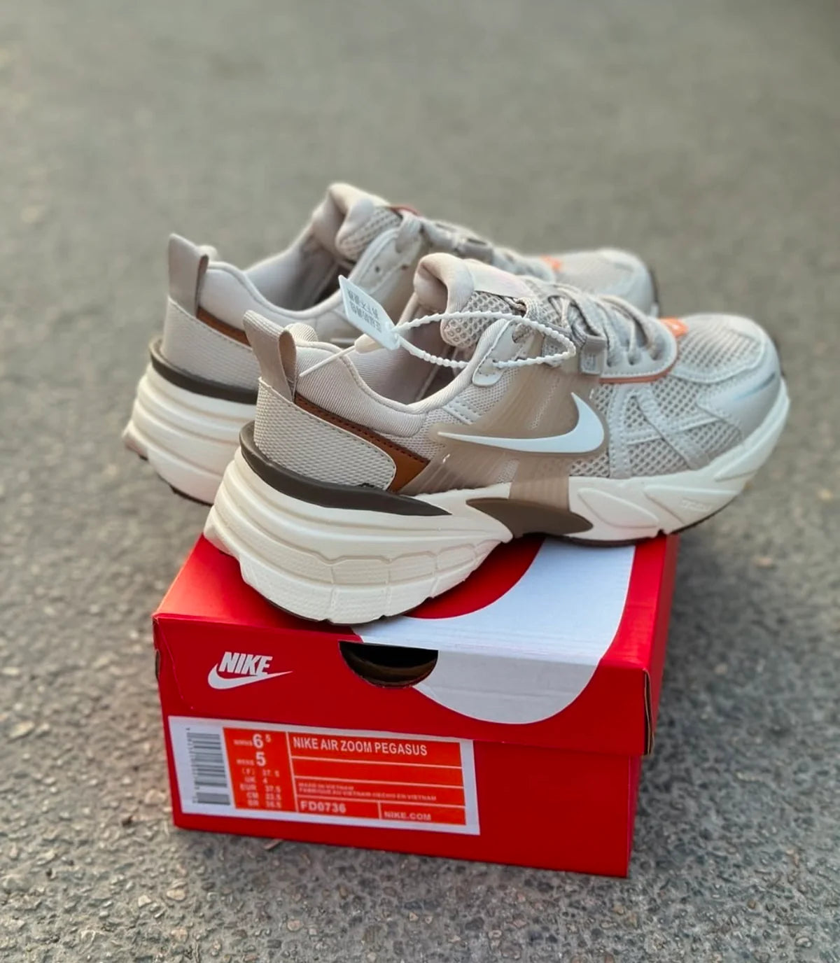 NIKE V2K RUN BEIGE