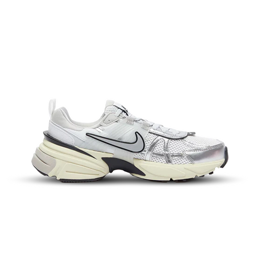 NIKE V2K RUN PLATEADO