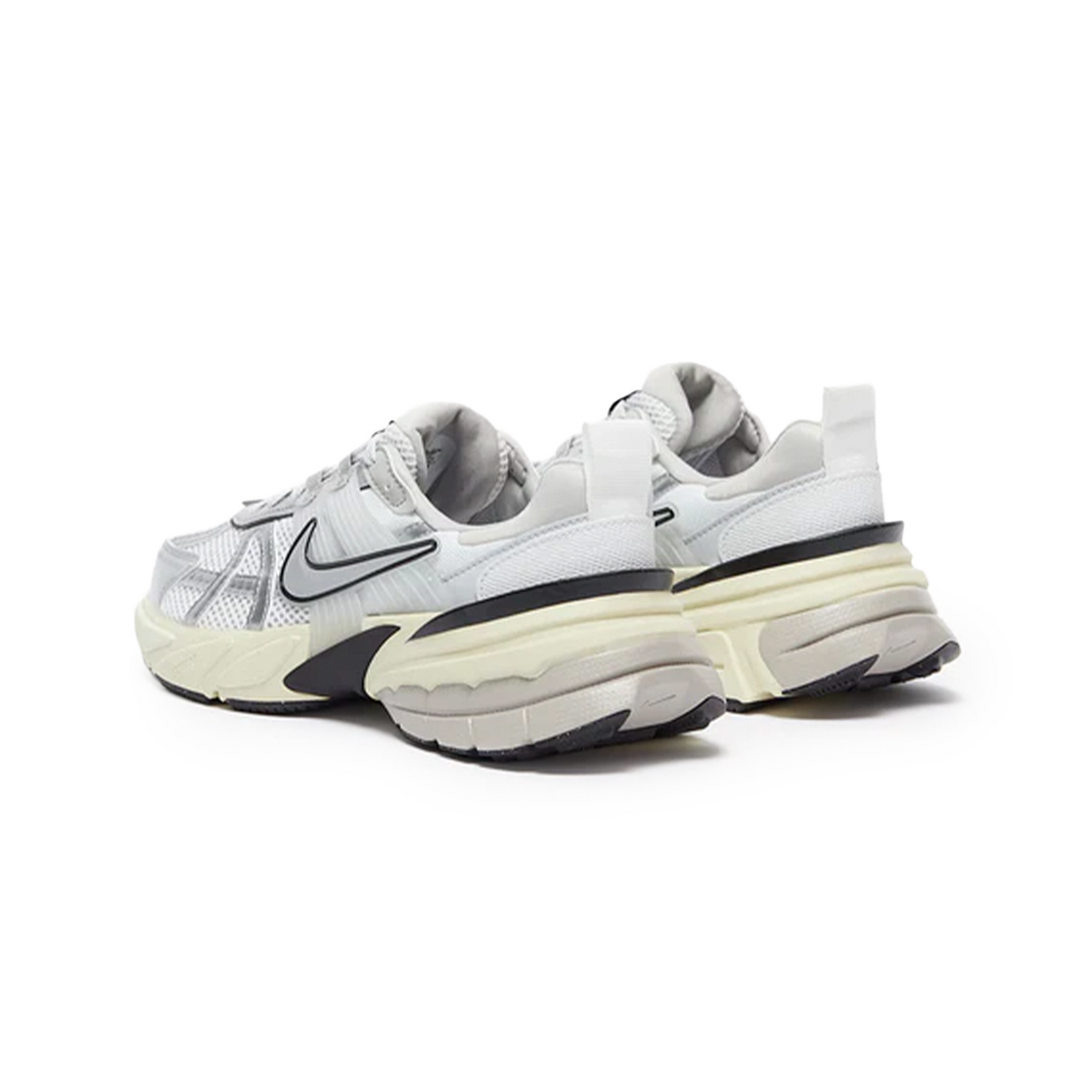 NIKE V2K RUN PLATEADO