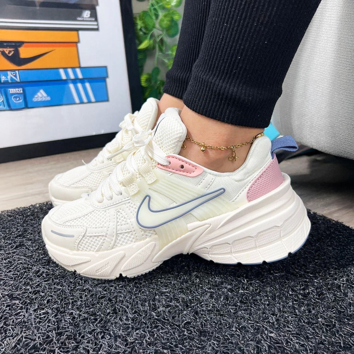 NIKE V2K RUN BLANCO / ROSADO