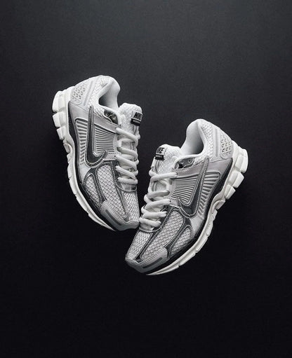 NIKE VOMERO GRIS/PLATEADO