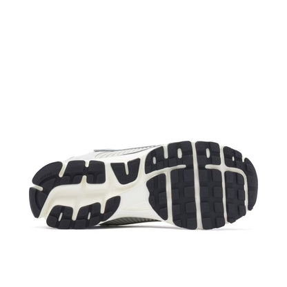 NIKE VOMERO 5 PLATEADO SUELA HOMBRE Y DAMA