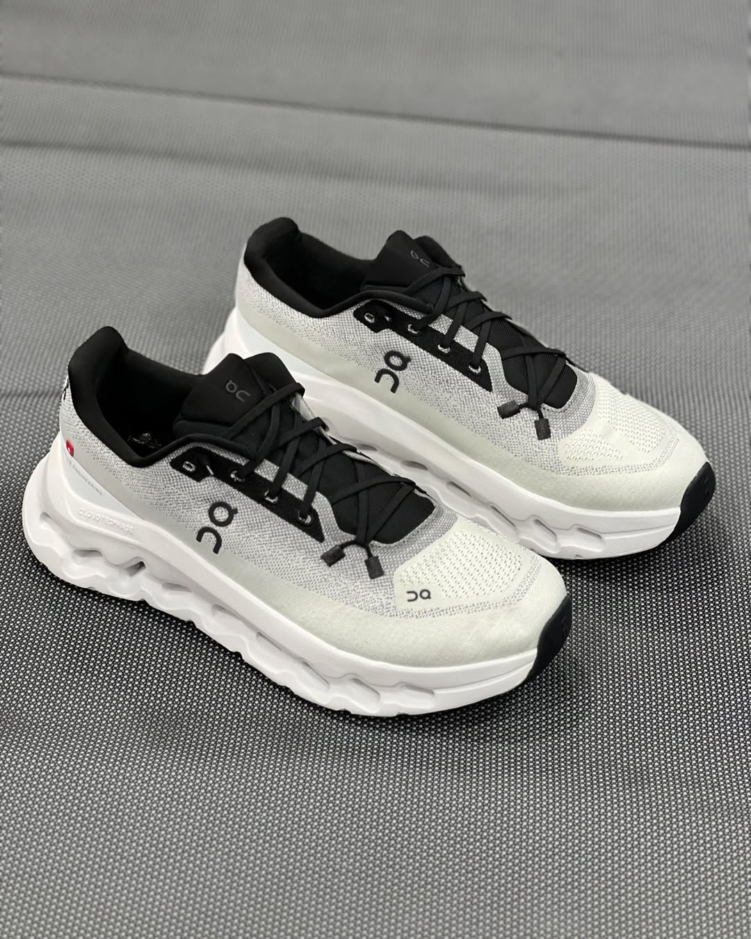 ON CLOUD RUNNING BLACK IVORY