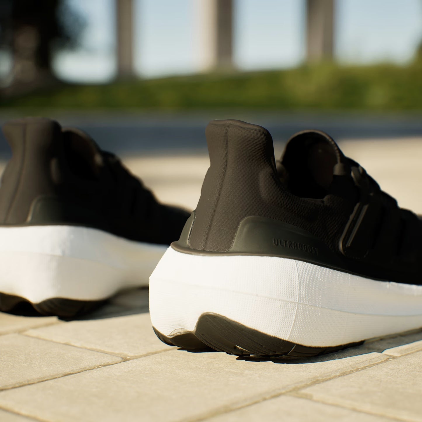 ADIDAS ULTRABOOST LIGHT NEGRO - BLANCO