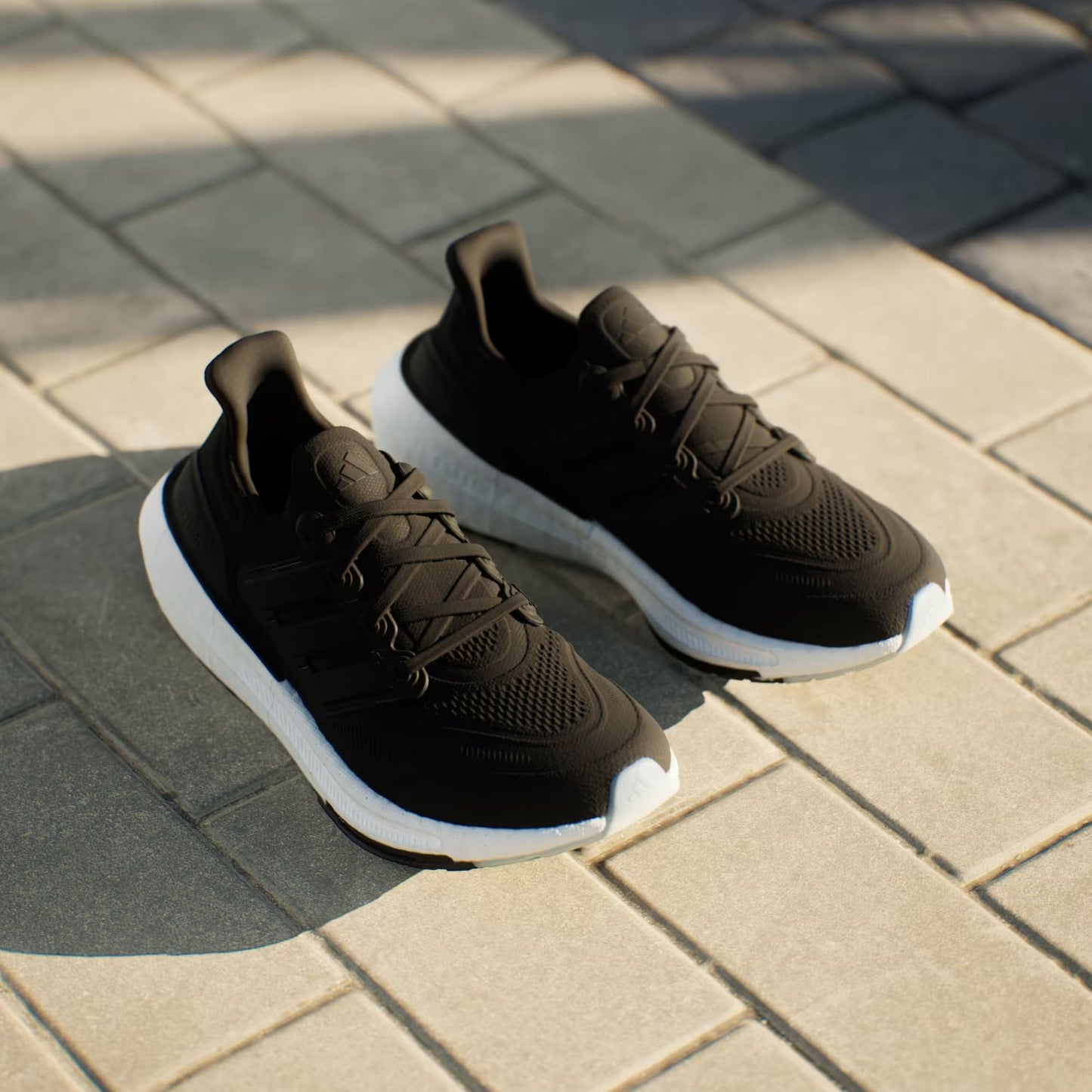 ADIDAS ULTRABOOST LIGHT NEGRO - BLANCO