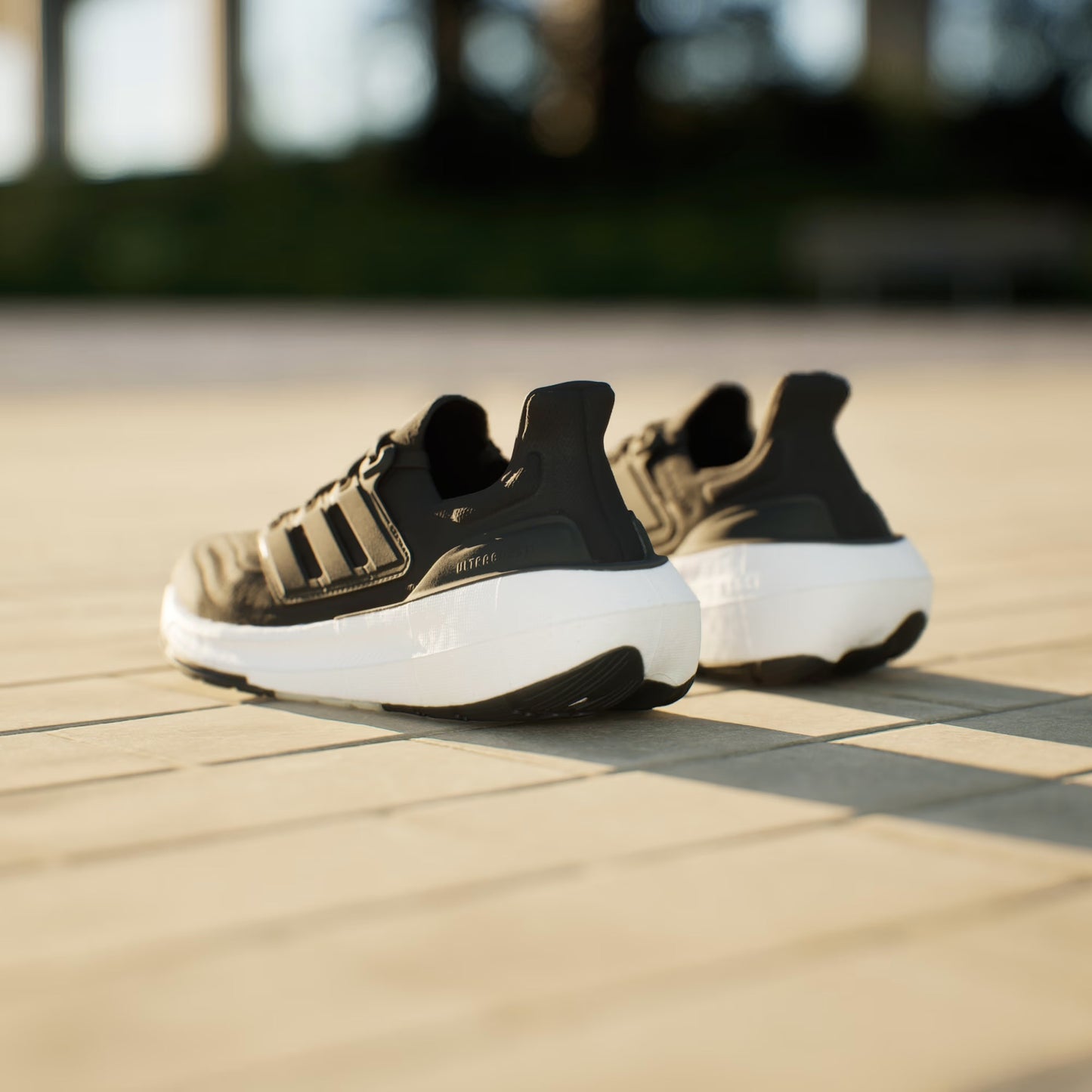 ADIDAS ULTRABOOST LIGHT NEGRO - BLANCO