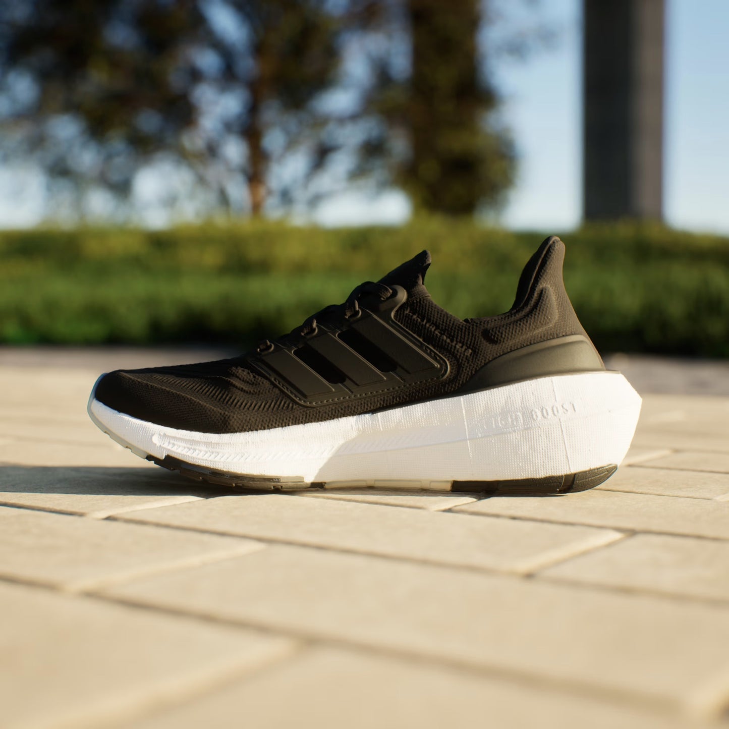 ADIDAS ULTRABOOST LIGHT NEGRO - BLANCO