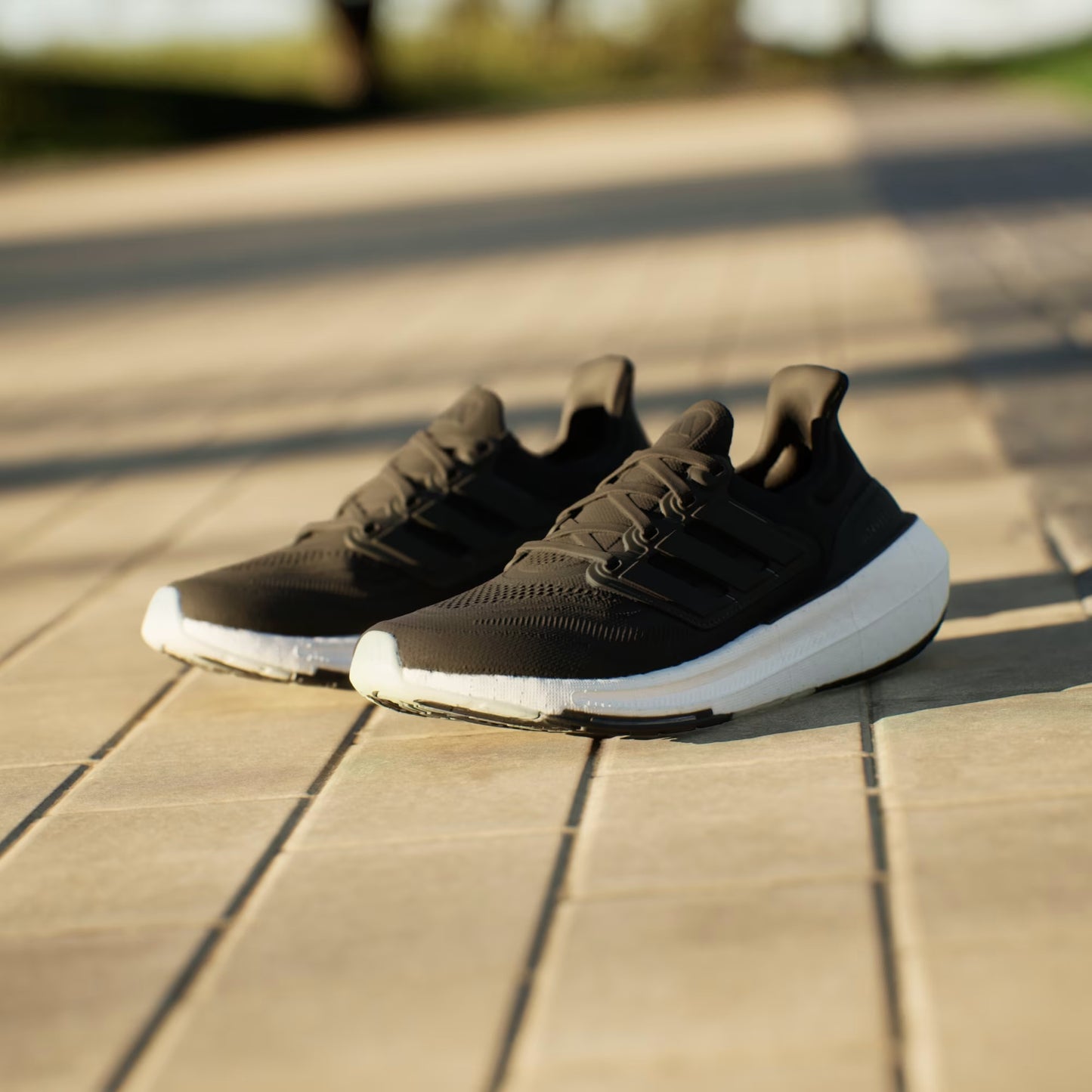 ADIDAS ULTRABOOST LIGHT NEGRO - BLANCO