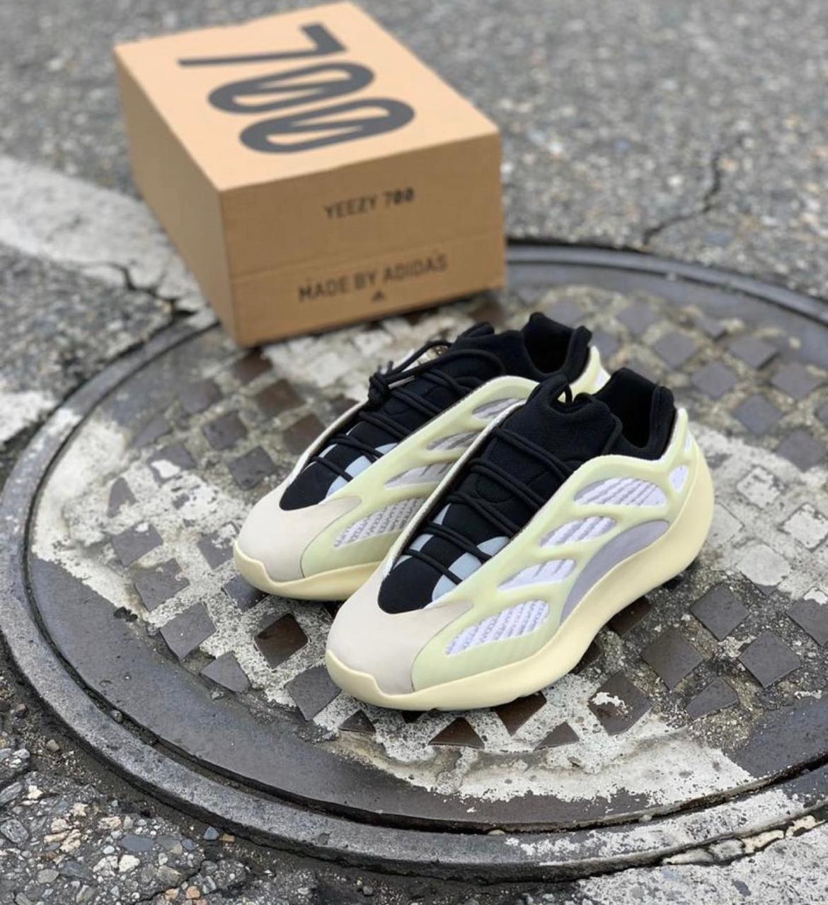 ADIDAS YEEZY 700 V3